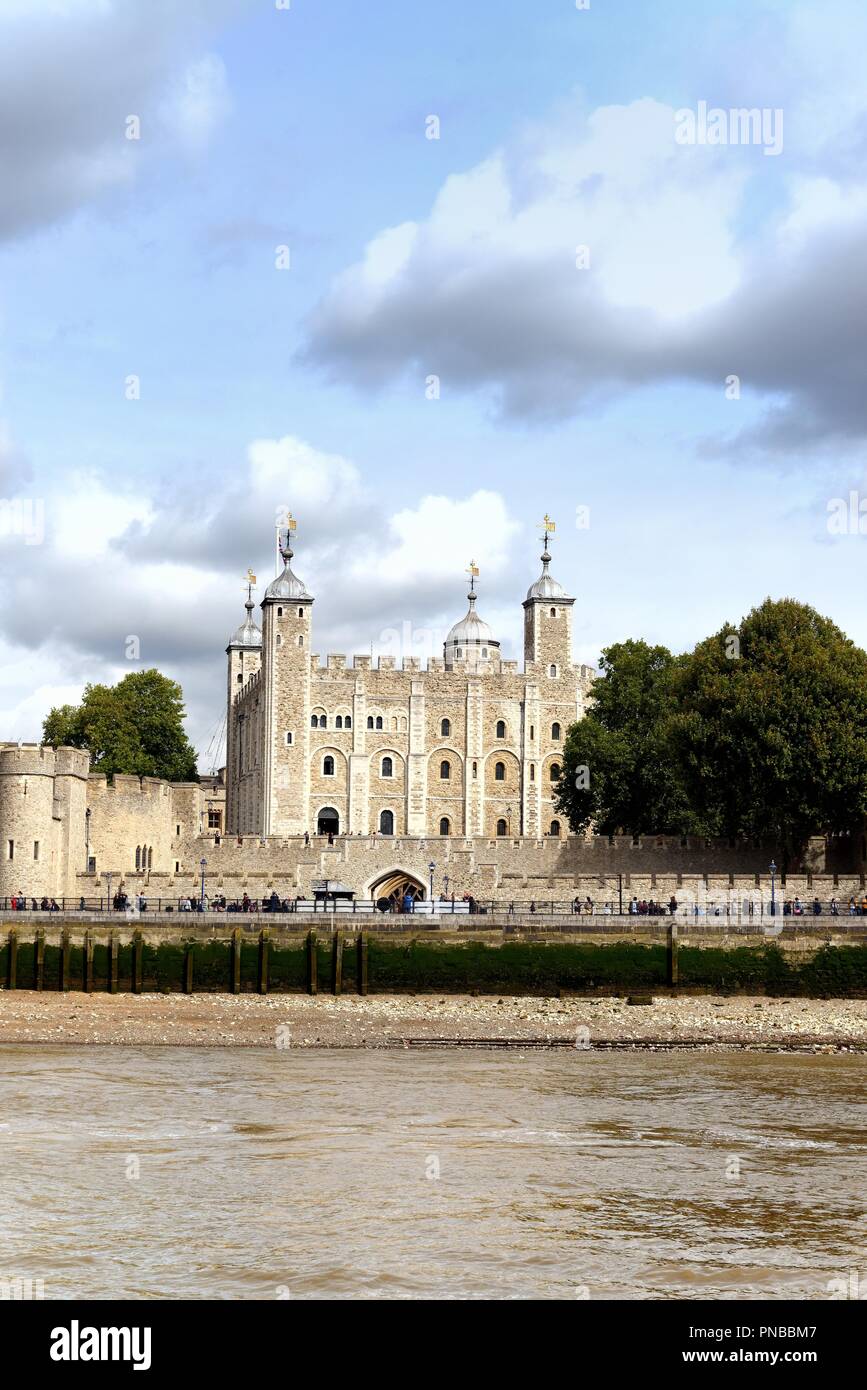 La Torre di Londra vista dal Tamigi Londra Inghilterra REGNO UNITO Foto Stock