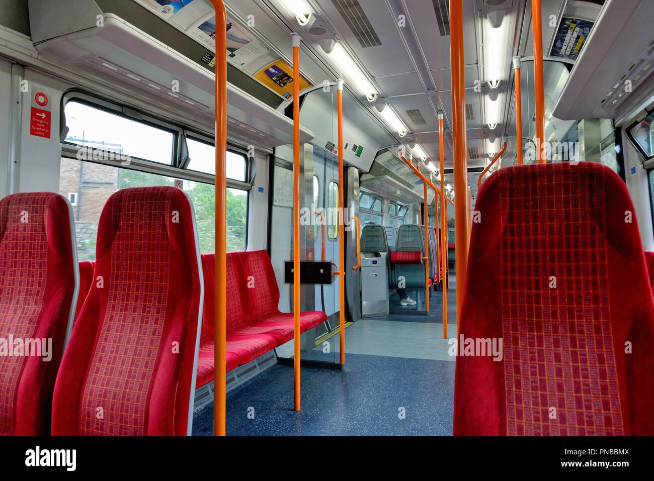 Interno di un Sud Ovest ferroviario di passeggeri Trasporto Londra Inghilterra REGNO UNITO Foto Stock
