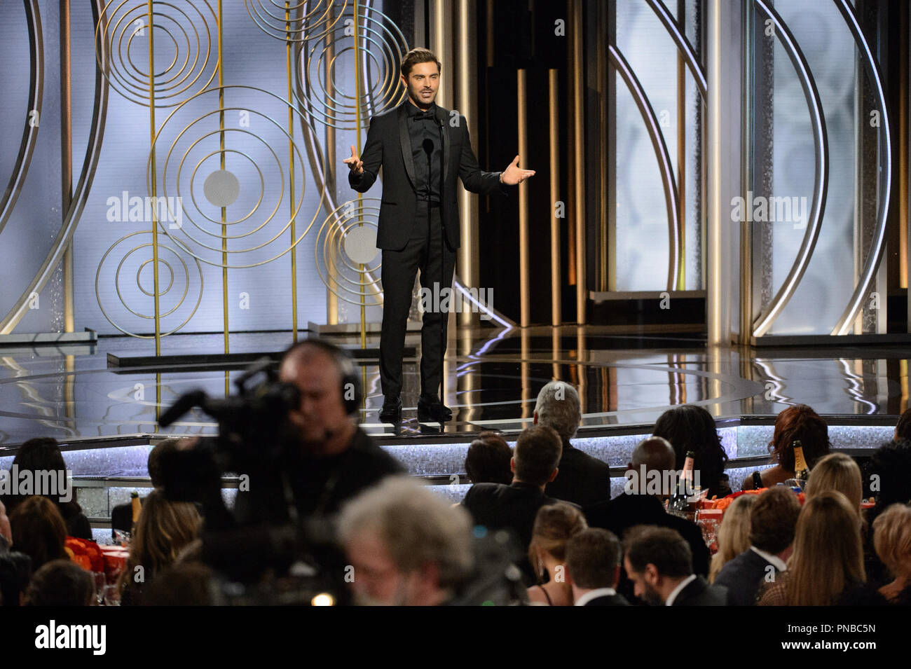 Zac Efron sul palco del settantacinquesimo Annuale di Golden Globe Awards presso il Beverly Hilton di Beverly Hills, CA domenica 7 gennaio 2018. Riferimento al file # 33508 488CCR per solo uso editoriale - Tutti i diritti riservati Foto Stock