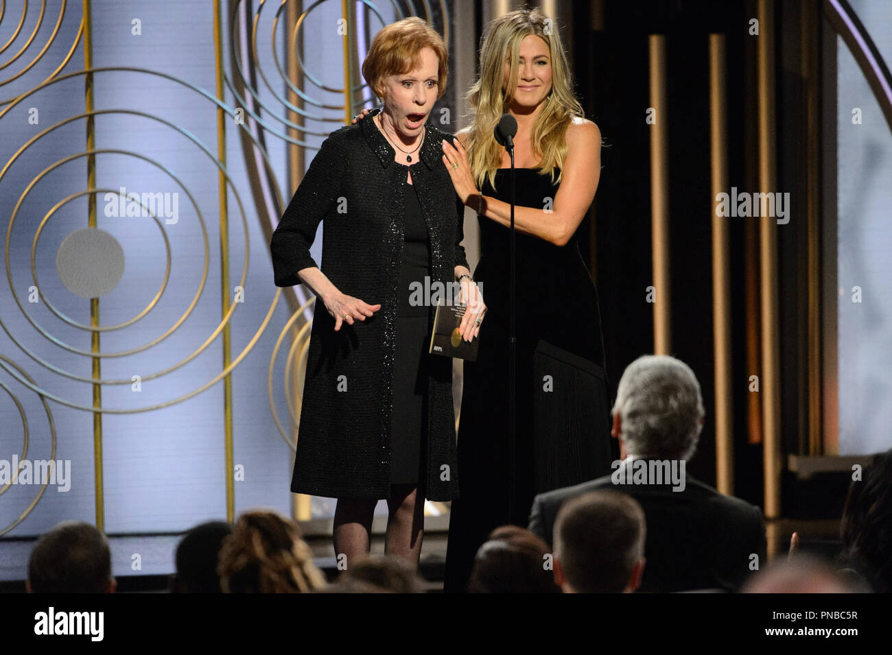 Carol Burnett e Jennifer Aniston sul palco del settantacinquesimo Annuale di Golden Globe Awards presso il Beverly Hilton di Beverly Hills, CA domenica 7 gennaio 2018. Riferimento al file # 33508 490CCR per solo uso editoriale - Tutti i diritti riservati Foto Stock