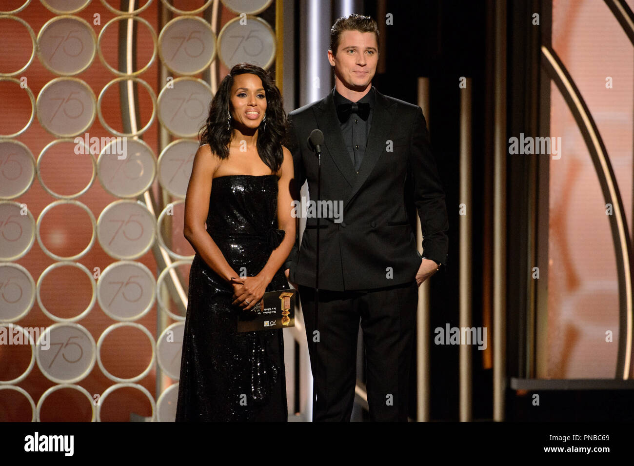 Kerry Washington e Garrett Hedlund sul palco del settantacinquesimo Annuale di Golden Globe Awards presso il Beverly Hilton di Beverly Hills, CA domenica 7 gennaio 2018. Riferimento al file # 33508 500CCR per solo uso editoriale - Tutti i diritti riservati Foto Stock