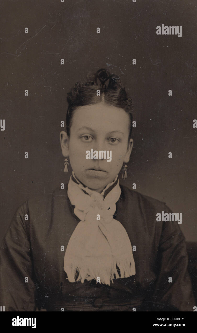 * Vintage anni sessanta - 1870's Tintype fotografia di un infelice giovane donna che indossa un collo sciarpa Foto Stock