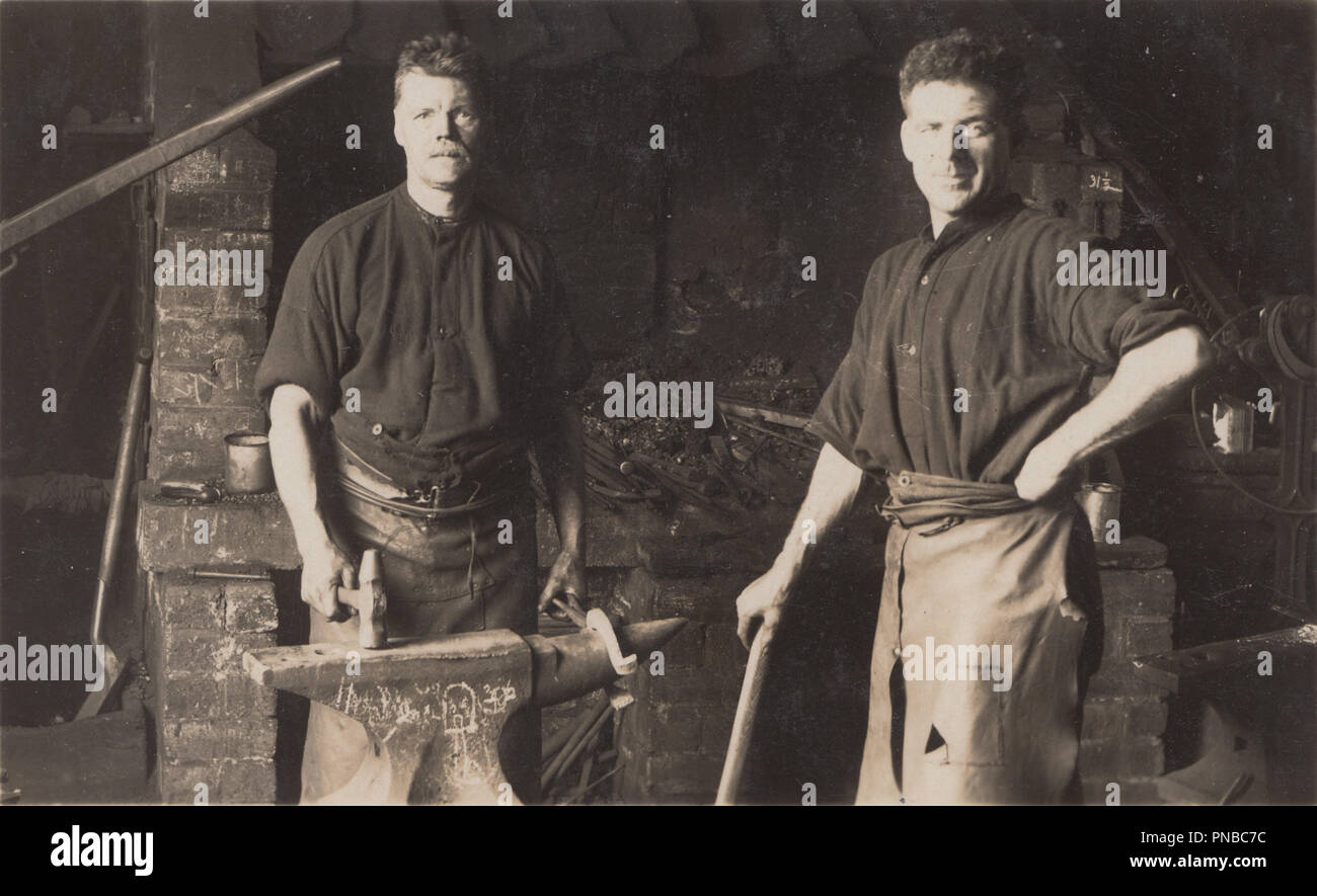 * Vintage Fotografia di due fabbri lavorano in una fucina Foto Stock