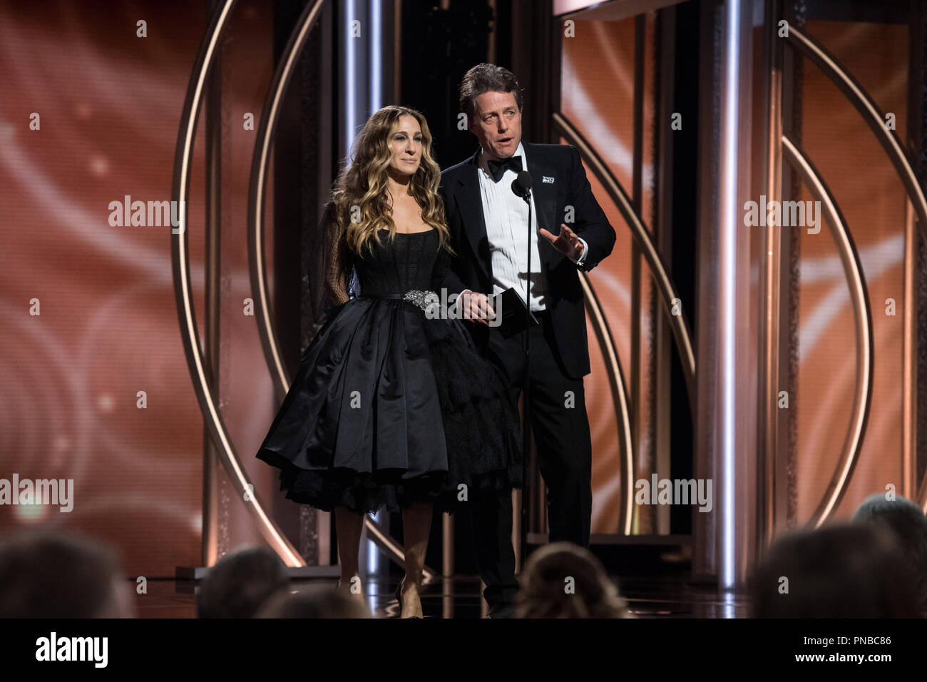 Sarah Jessica Parker e Hugh Grant sul palco del settantacinquesimo Annuale di Golden Globe Awards presso il Beverly Hilton di Beverly Hills, CA domenica 7 gennaio 2018. Riferimento al file # 33508 535CCR per solo uso editoriale - Tutti i diritti riservati Foto Stock