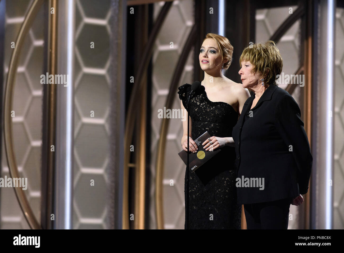 La pietra della Emma e Shirley MacLaine sul palco del settantacinquesimo Annuale di Golden Globe Awards presso il Beverly Hilton di Beverly Hills, CA domenica 7 gennaio 2018. Riferimento al file # 33508 548CCR per solo uso editoriale - Tutti i diritti riservati Foto Stock