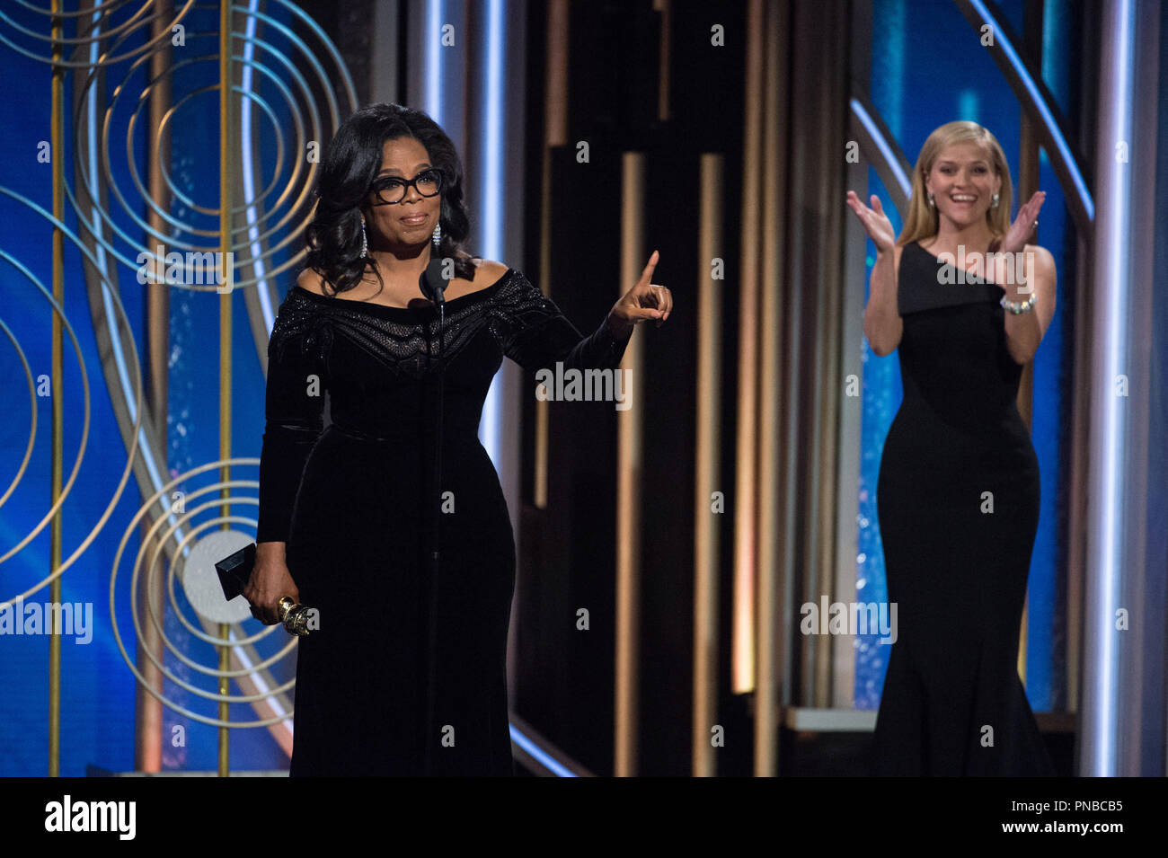 Oprah Winfrey accetta la Cecil B. DeMille Award per il suo "eccezionale contributo al campo di intrattenimento" al settantacinquesimo Annuale di Golden Globe Awards presso il Beverly Hilton di Beverly Hills, CA il 7 gennaio 2018. Riferimento al file # 33508 588CCR per solo uso editoriale - Tutti i diritti riservati Foto Stock