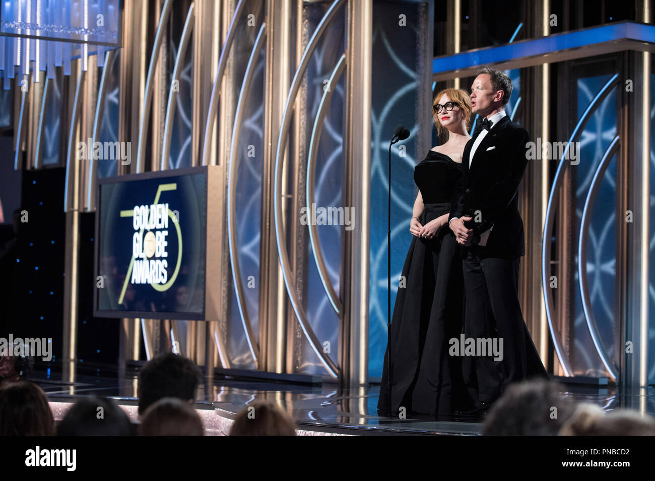 Christina Hendricks e Neil Patrick Harris sul palco settantacinquesimo Annuale di Golden Globe Awards presso il Beverly Hilton di Beverly Hills, CA domenica 7 gennaio 2018. Riferimento al file # 33508 623CCR per solo uso editoriale - Tutti i diritti riservati Foto Stock