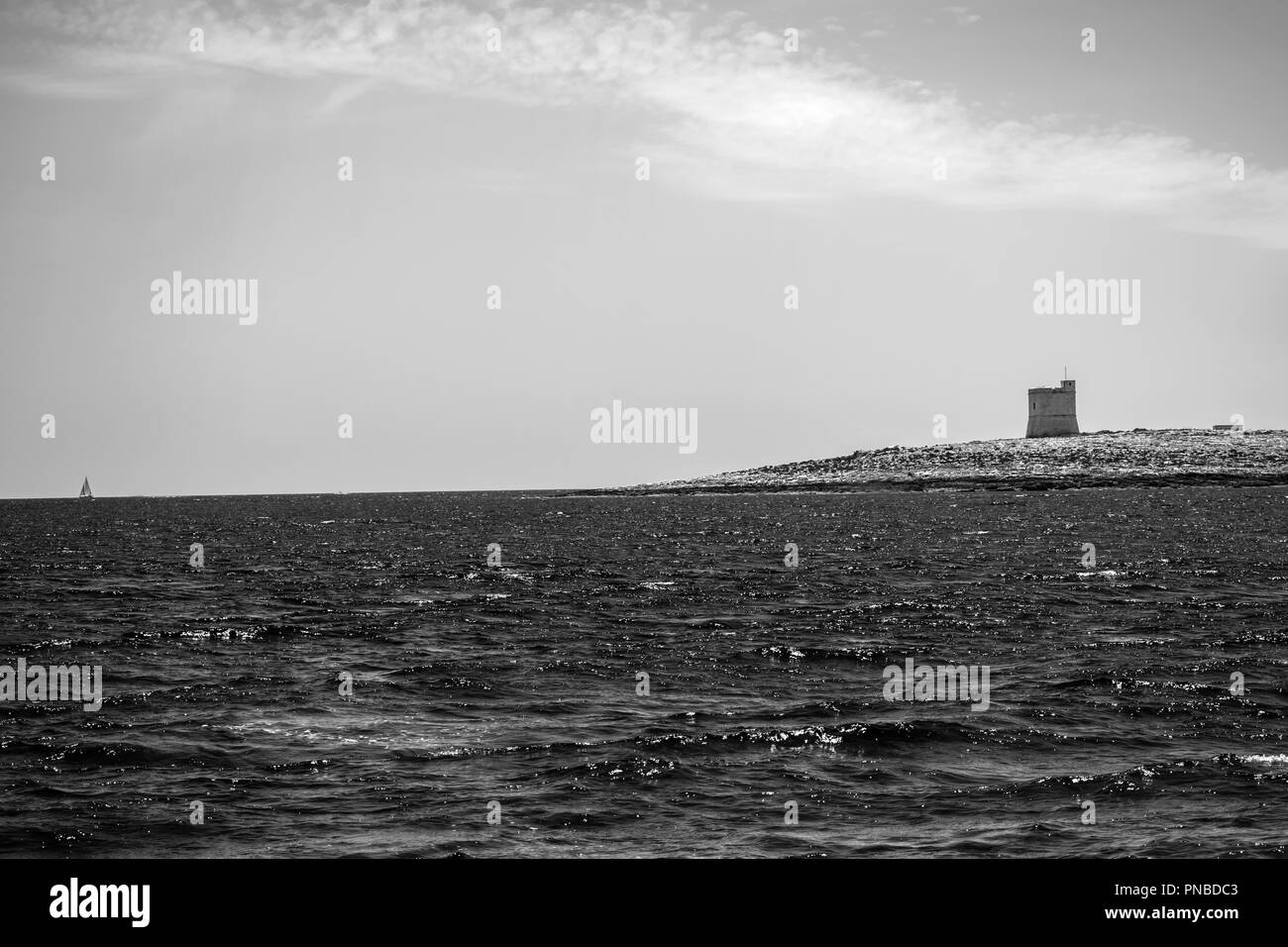 Un paesaggio marino e il paesaggio di Malta in bianco e nero da una posizione nota come Bahar ic-Caghaq. Foto Stock