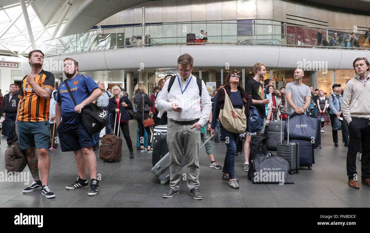 Passeggeri guardando la partenza del treno bordo, Kings Cross stazione ferroviaria, London, England, Regno Unito Foto Stock