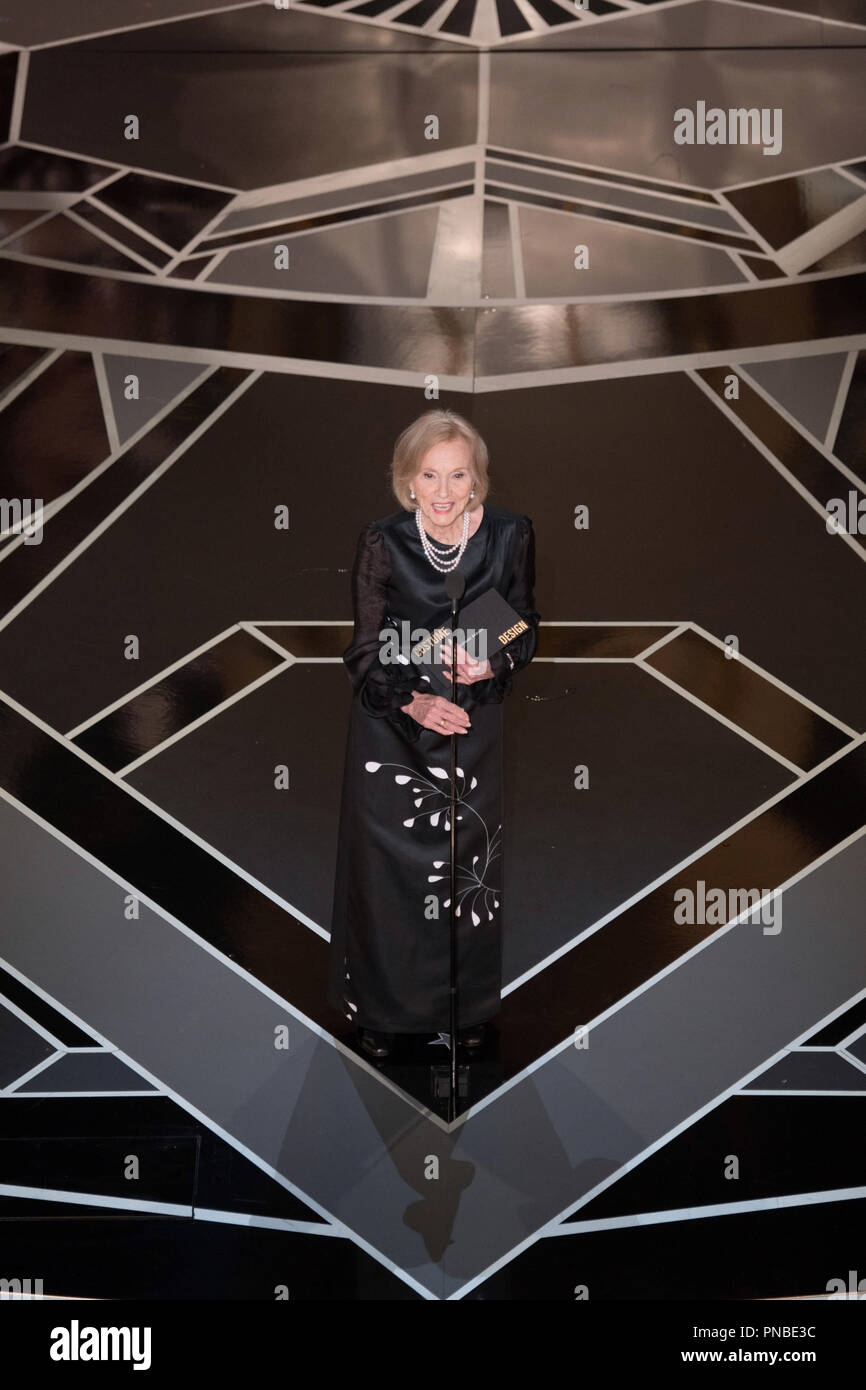 Eva Marie Saint presenta l'OSCAR® per il raggiungimento in costume design durante il live ABC teletrasmesso del novantesimo Oscar® al Dolby® Theatre in Hollywood, CA domenica 4 marzo 2018. Riferimento al file # 33546 376PLX per solo uso editoriale - Tutti i diritti riservati Foto Stock