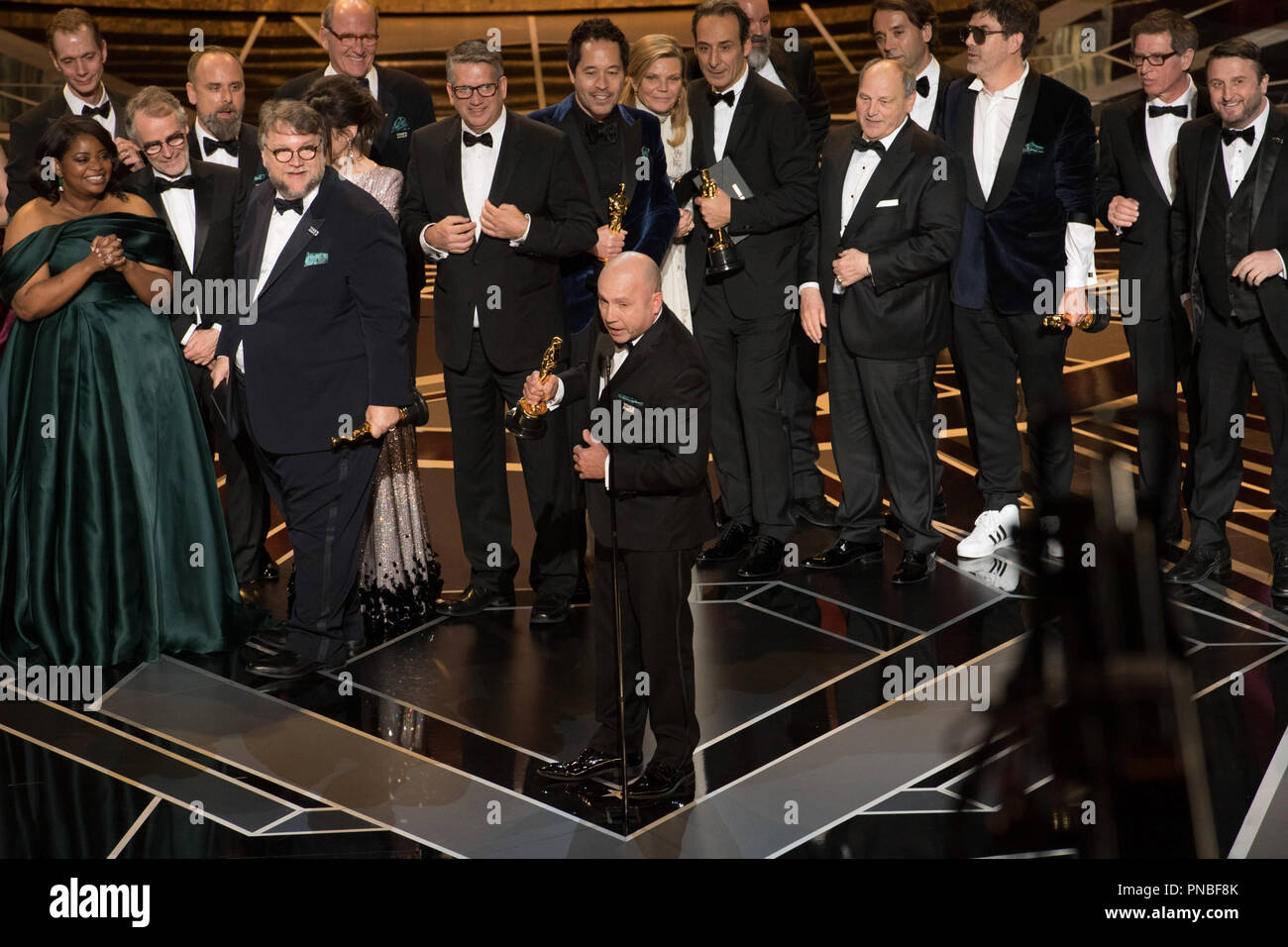 J. Miglia Dale, Guillermo del Toro, Octavia Spencer, Doug Jones, Sally Hawkins, Michael Shannon e Richard Jenkins accettare l'OSCAR® per Best Motion Picture dell'anno per lavoro su "La forma dell'acqua" durante il live ABC teletrasmesso del novantesimo Oscar® al Dolby® Theatre in Hollywood, CA domenica 4 marzo 2018. Riferimento al file # 33546 690PLX per solo uso editoriale - Tutti i diritti riservati Foto Stock