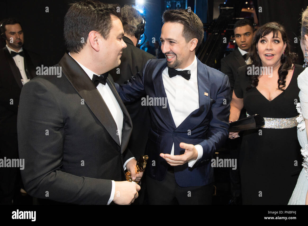 Dopo aver vinto l'OSCAR® per la musica scritta per motion pictures (brano originale) per "Ricordati di Me" da "Coco", Kristen Anderson-Lopez e Robert Lopez chat backstage con Lin-Manuel Miranda e Emily Blunt durante il live ABC teletrasmesso del novantesimo Oscar® al Dolby® Theatre in Hollywood, CA domenica 4 marzo 2018. Riferimento al file # 33546_784PLX per solo uso editoriale - Tutti i diritti riservati Foto Stock