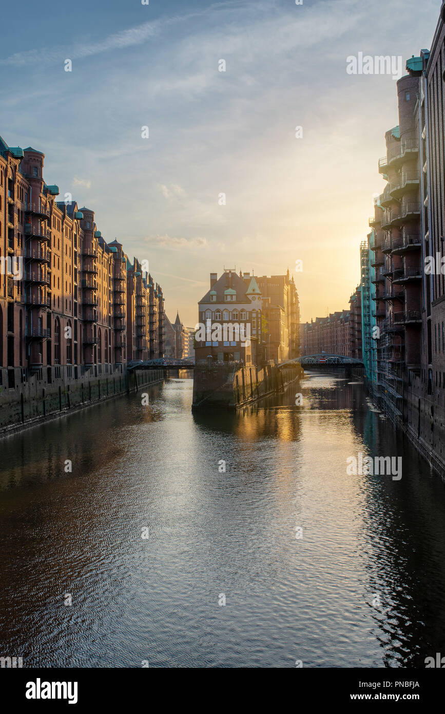 Vecchio famoso distretto warehouse Speicherstadt di Amburgo, Germania al tramonto Foto Stock