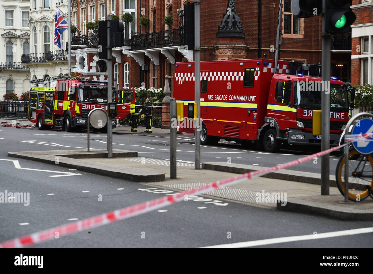 Servizi di emergenza presso la scena vicino a Kensington Court a Londra dopo le relazioni di un versamento accidentale di sostanze chimiche al Milestone Hotel. Foto Stock