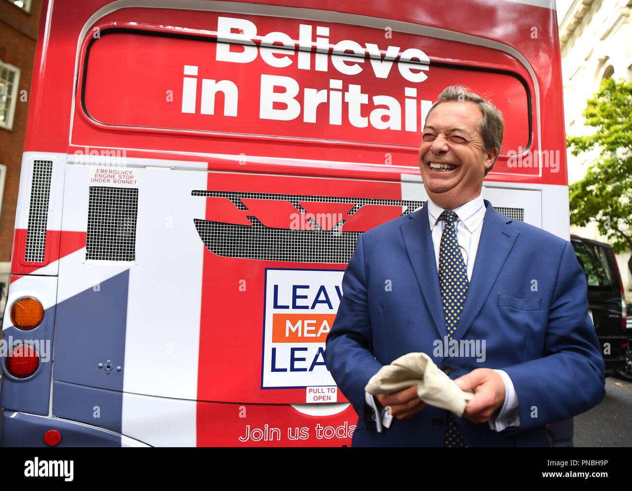 Nigel Farage, il vicepresidente del Leave, è il vicepresidente del gruppo politico di pressione per la campagna di autobus a Smith Square, Westminster, il giorno in cui ha lanciato una serie di cartelloni prima della prima in una serie di importanti raduni politici questo fine settimana, chiedendo l'azione di base a "Chuck Chequers". Foto Stock