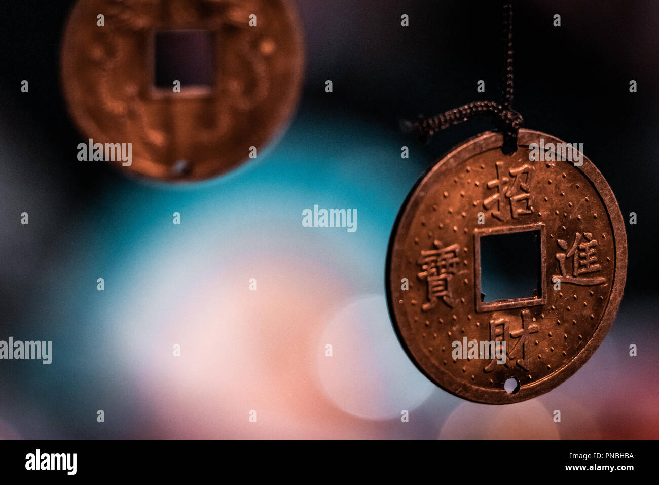 Orientale, ciondoli magici. Tradizionale e asiatici valuta cinese, trasformato in fortune monete con potenti incisioni. Bronzo, rame, oro ne Foto Stock