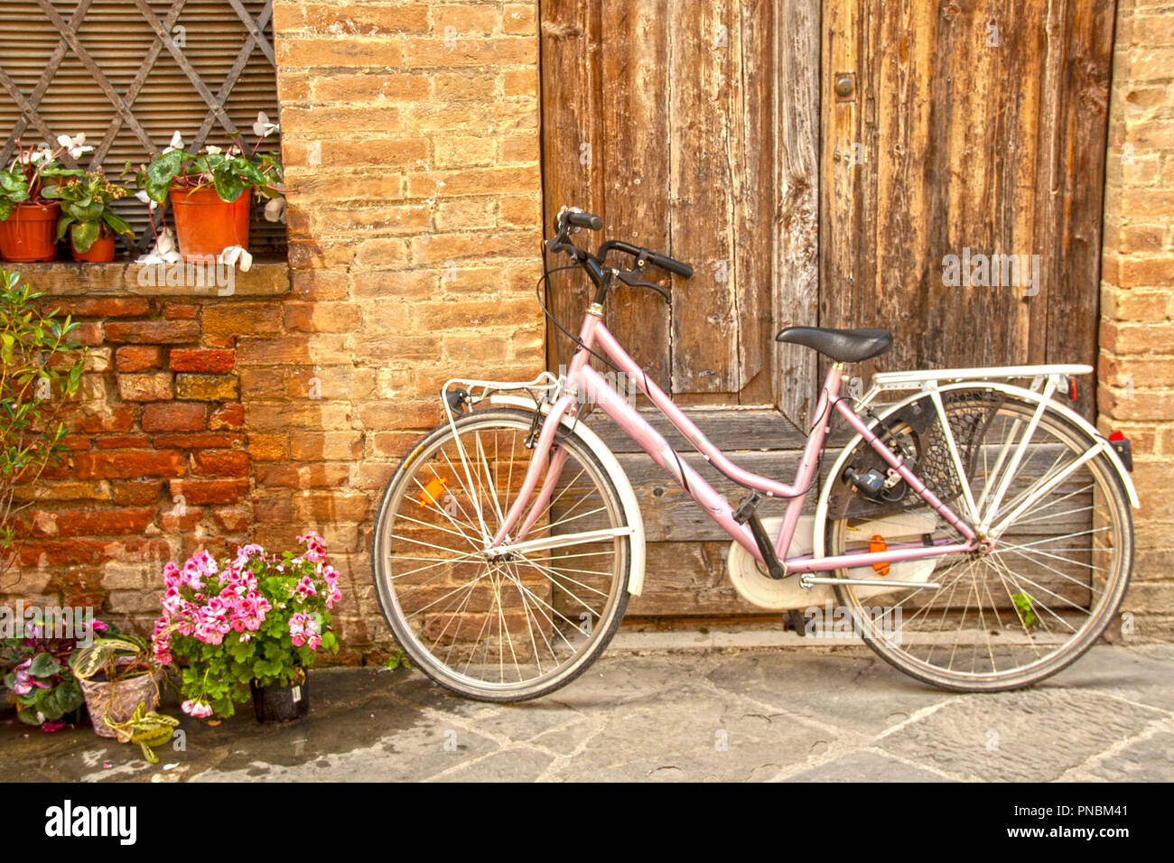 Bicicletta su un vecchio muro di mattoni nella città medievale di  Buonconvento in Toscana, una delle più belle anche di borghi in Italia Foto  stock - Alamy