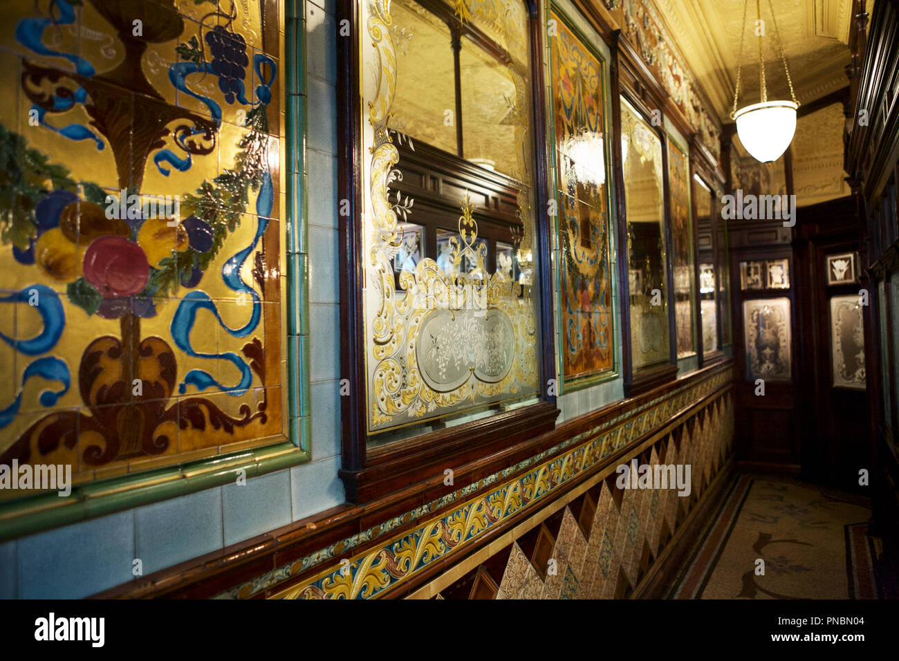 Vetro acidato e piastrelle in stile vittoriano, la principessa Louise pub, Holborn, Londra, Regno Unito. Foto Stock