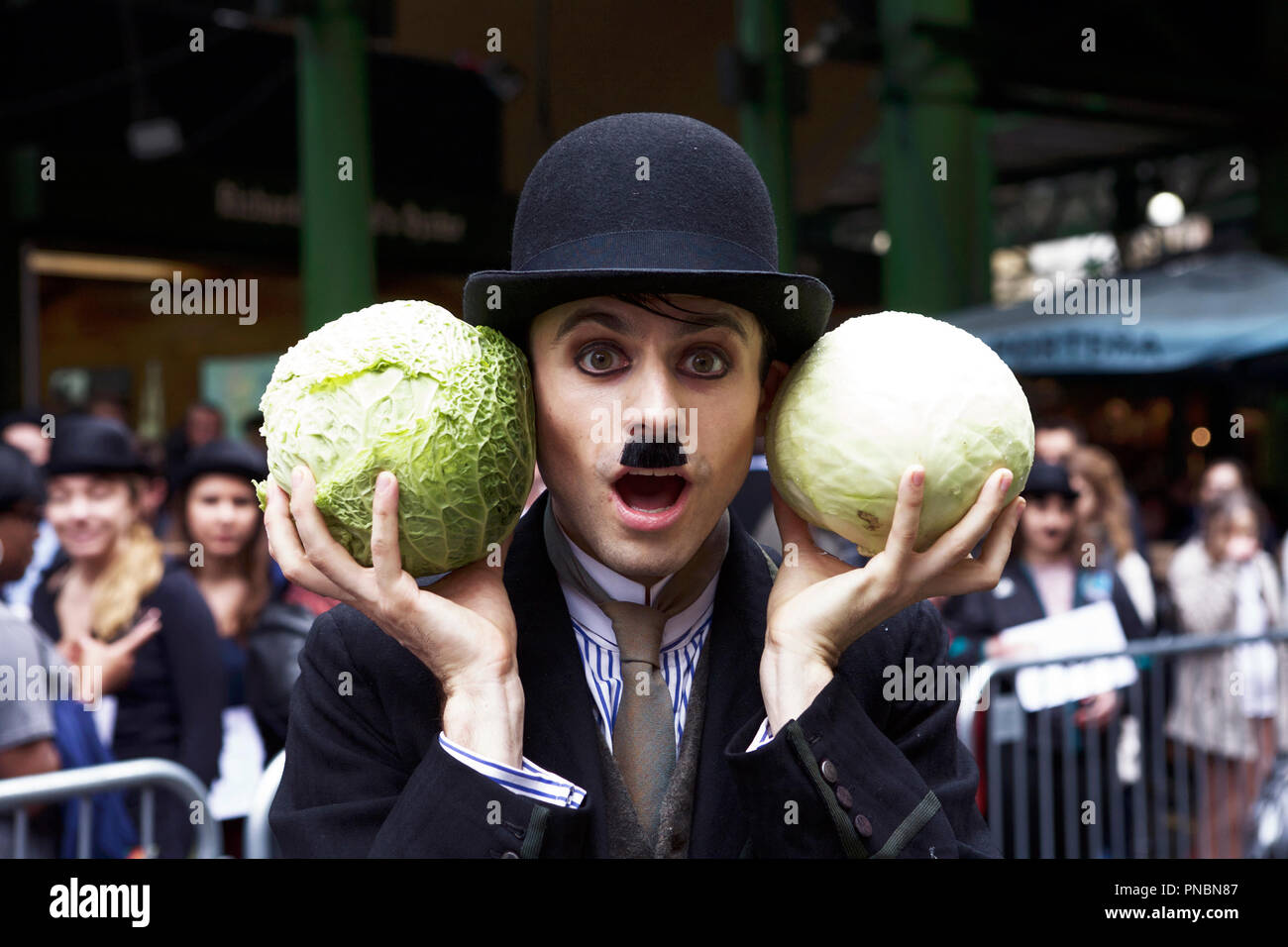 La Commedia: Charlie Chaplin convenzione al Mercato di Borough, Londra, Regno Unito. (Costo della vita UK) Foto Stock