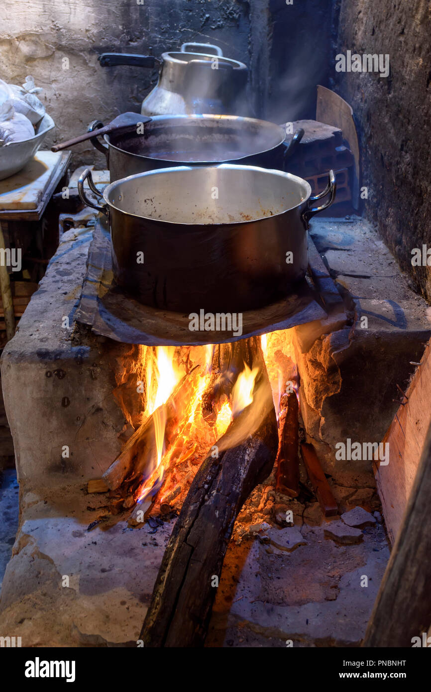 Tradizionale cibo brasiliano essendo preparato sul vecchio e sporco e popolare la stufa a legna Foto Stock