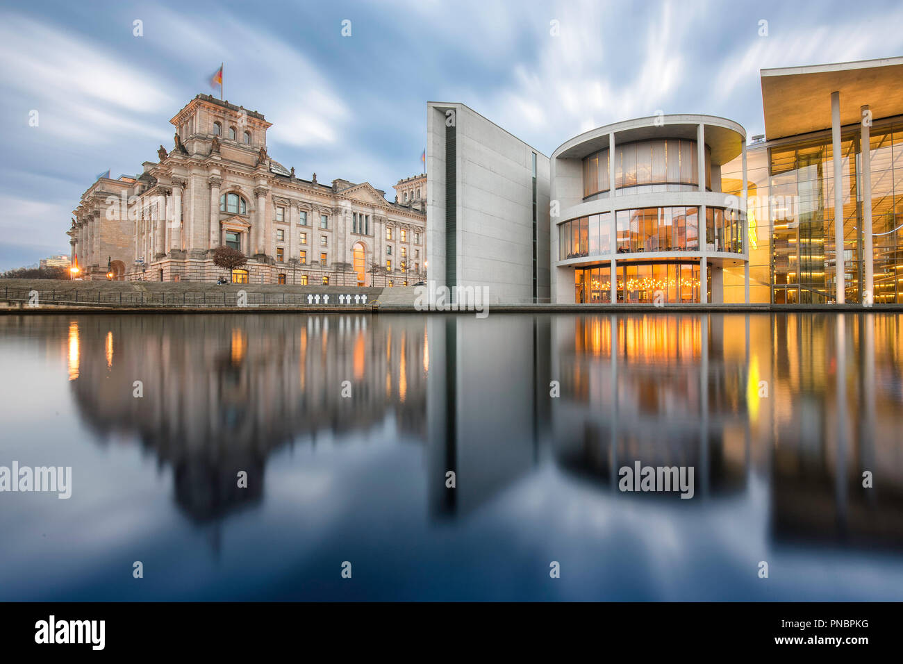 Una lunga esposizione che mostra il parlamento tedesco Foto Stock