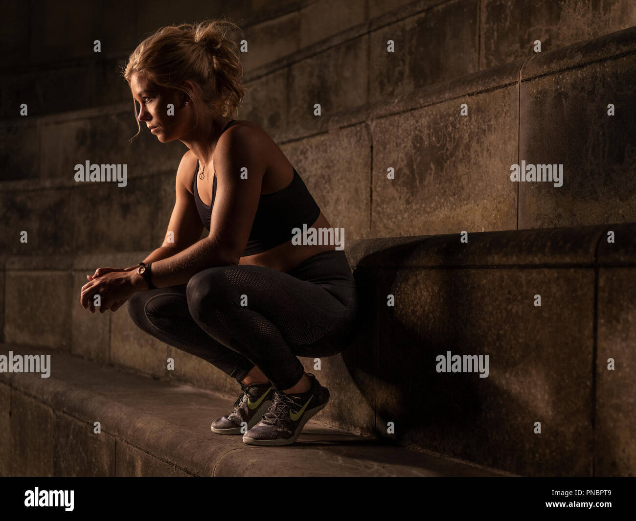 Scatti di persone che esercitano o appoggiati durante l'esercizio Foto Stock