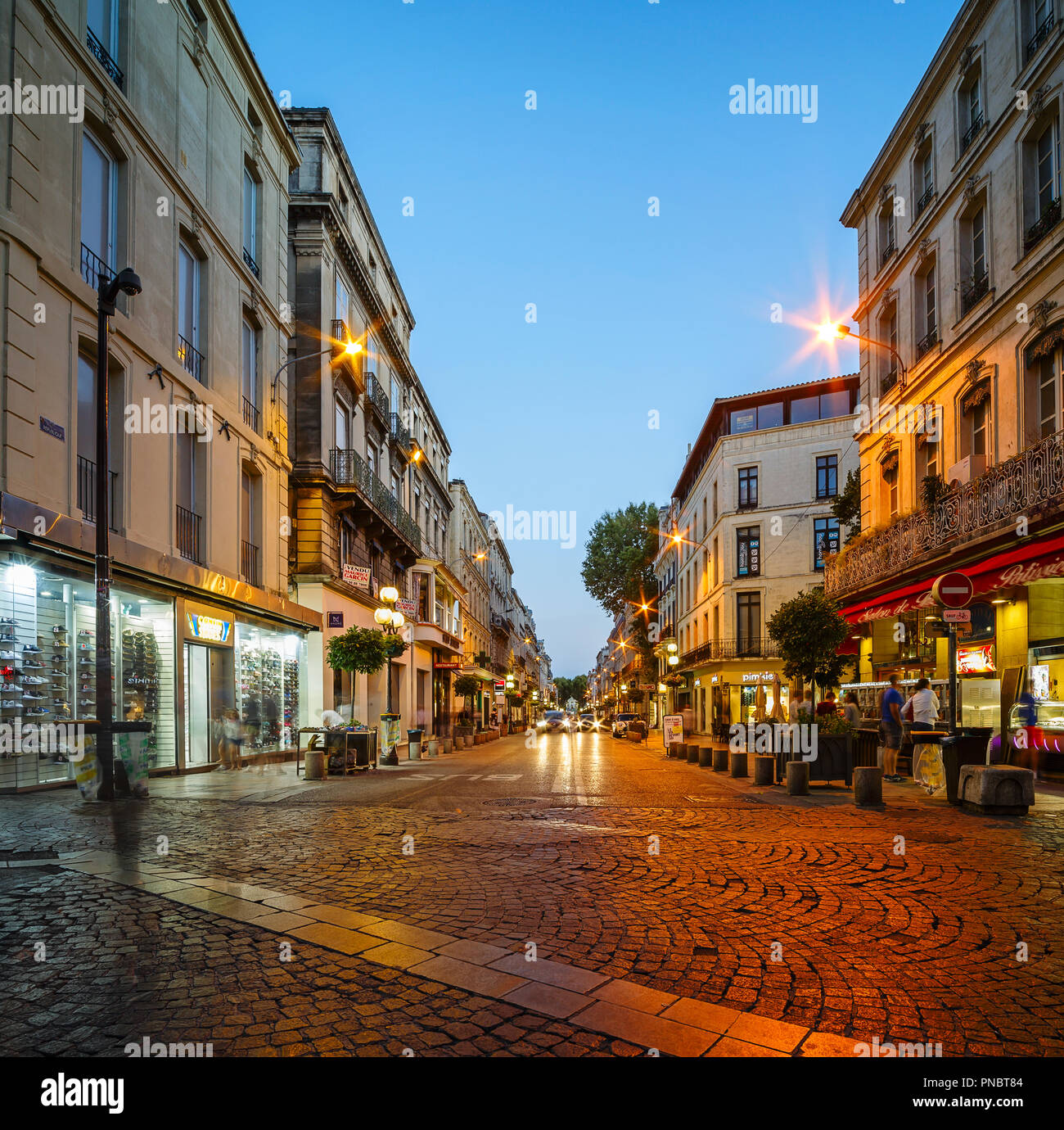 AVIGNON, Francia - 11 agosto 2017: via medievale nella città di Avignone. Vista notturna Foto Stock