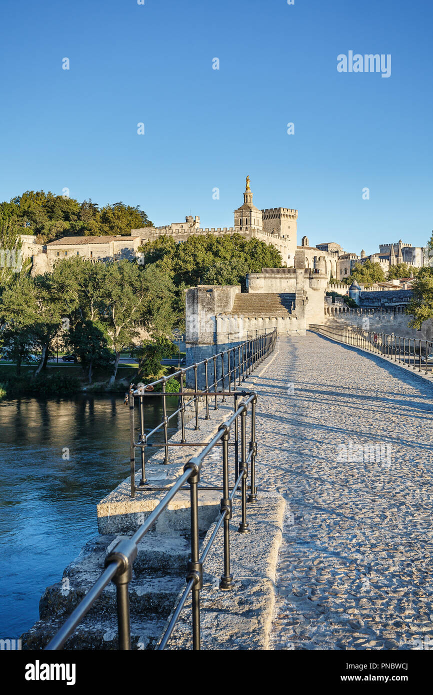 Pont d'Avignon è distrutto il ponte sul Rodano a Avignon, Francia. Vista serale Foto Stock