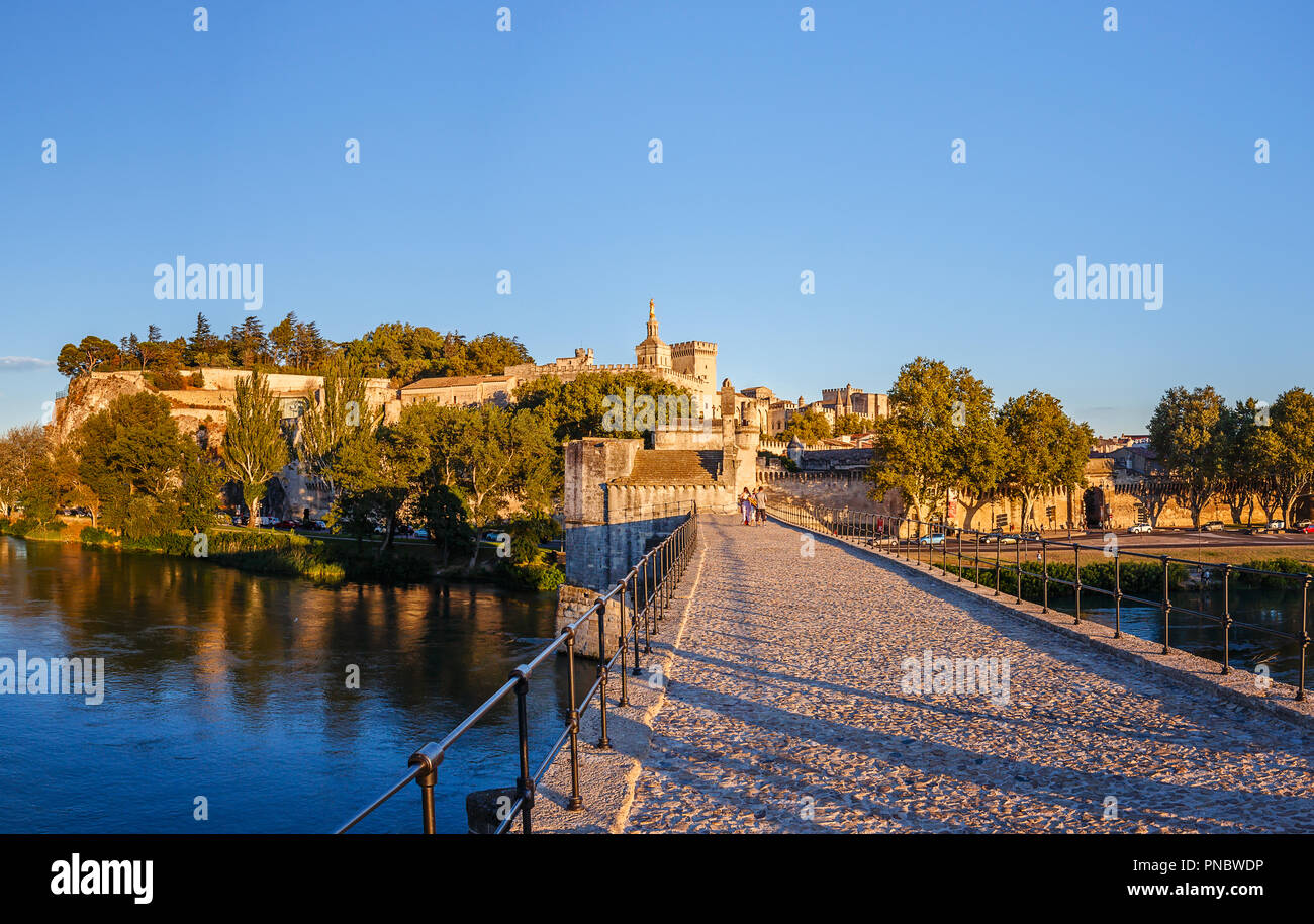 Pont d'Avignon è distrutto il ponte sul Rodano a Avignon, Francia. Vista serale Foto Stock