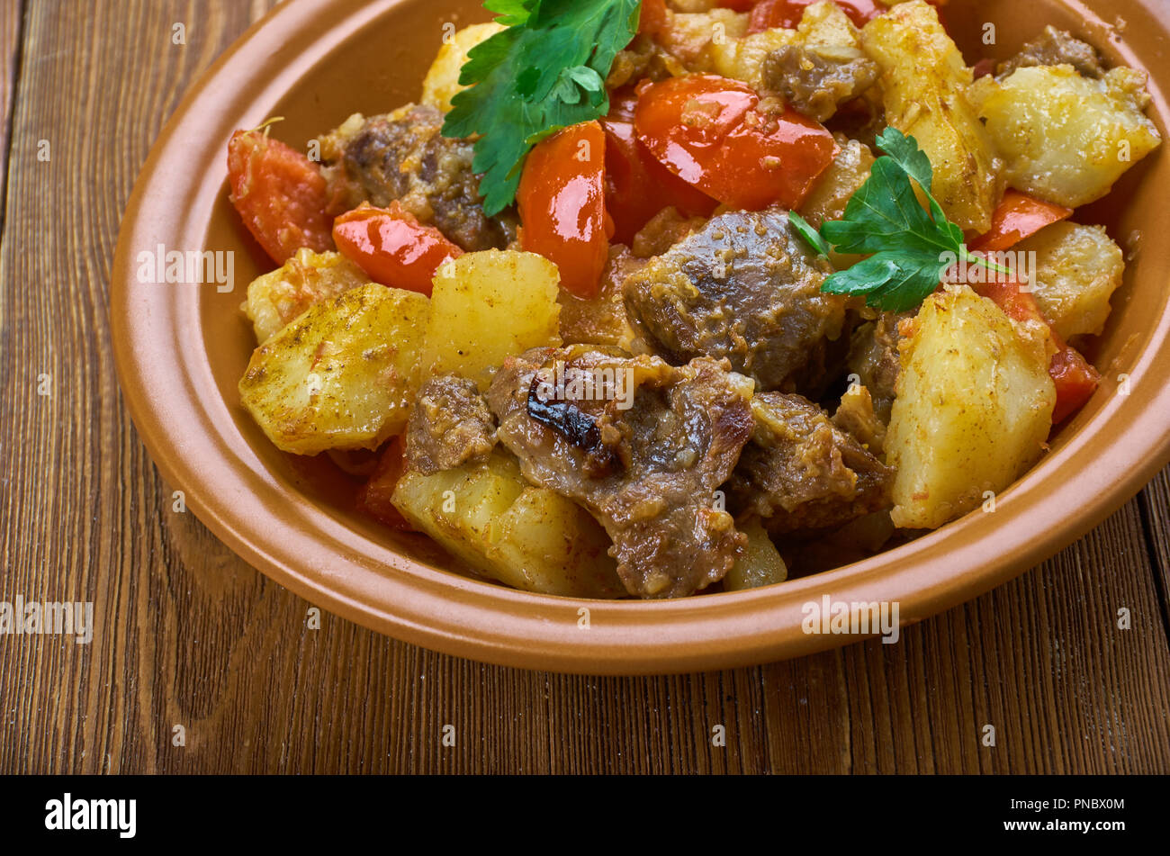 Otjahuri - georgiano piatto di carne di vitello con patate fritte e pomodori Foto Stock