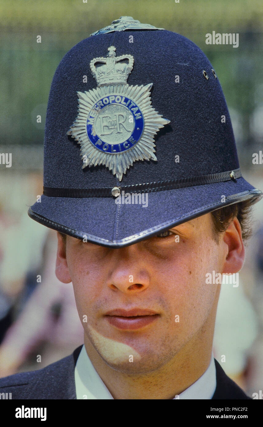 La Metropolitan police officer, Londra, Inghilterra, Regno Unito. Circa ottanta Foto Stock