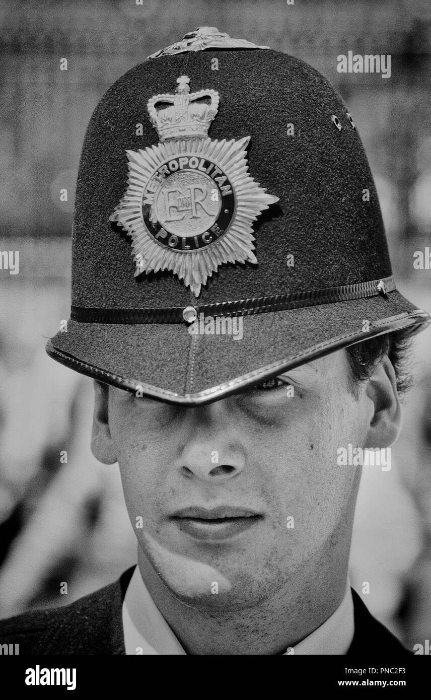 La Metropolitan police officer, Londra, Inghilterra, Regno Unito. Circa ottanta Foto Stock