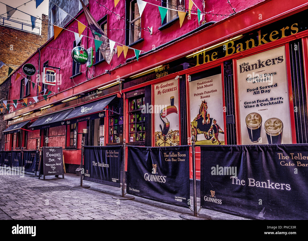Dublino, Irlanda, marzo 2018, al di fuori dei banchieri (pub, bar, ristorante) a Dame Foto Stock