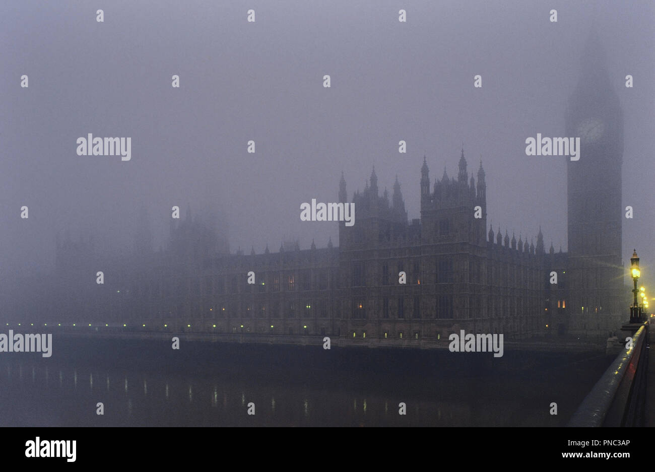 Il Palazzo di Westminster è avvolta nella nebbia, London, England, Regno Unito Foto Stock