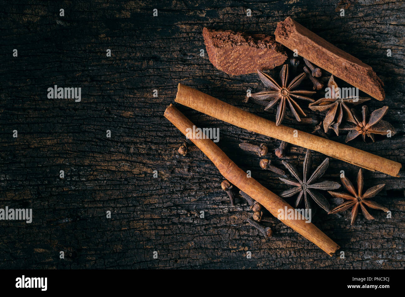 Erba essiccata insieme di raccolta. mix di impianto a secco a base di erbe di sementi per la natura di medicina alternativa. Foto Stock