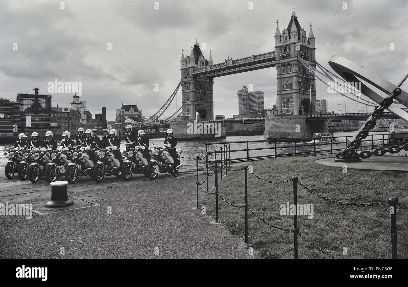 Una foto di gruppo della polizia di Londra motociclisti di fronte il Tower Bridge di Londra, Inghilterra, Regno Unito. Circa ottanta Foto Stock