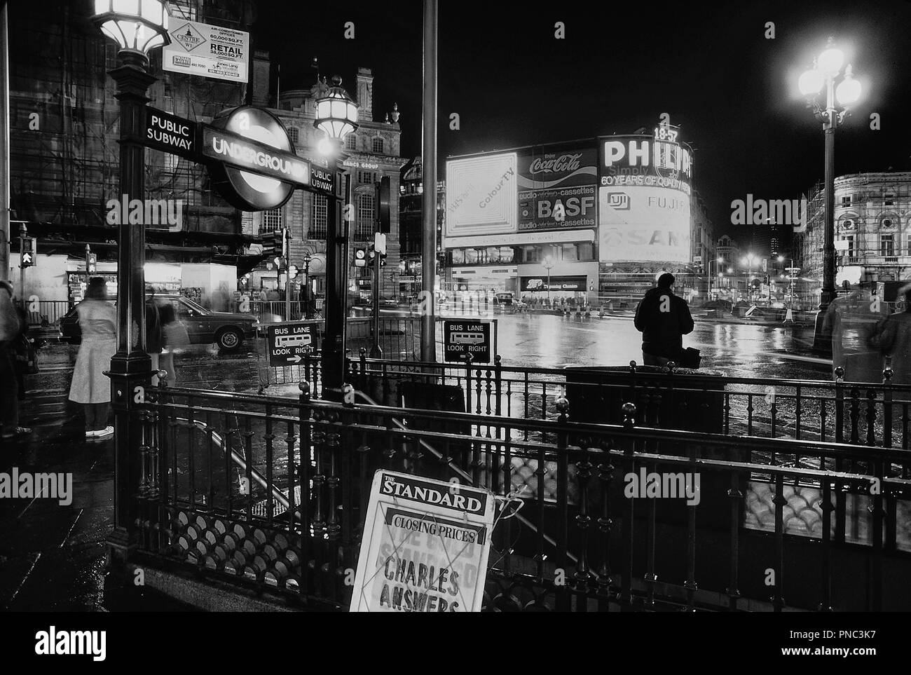 Piccadilly Circus, Londra, Inghilterra, Regno Unito. Circa ottanta Foto Stock