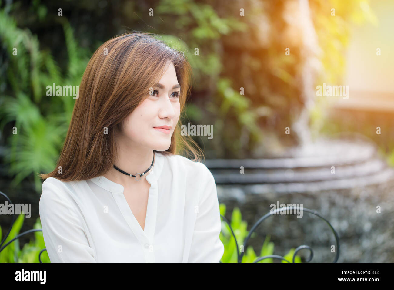 Ritratto solo asiatici belle donne sorriso per adulti nel parco. Godetevi una sana vita buona e concetto di stile di vita. Foto Stock