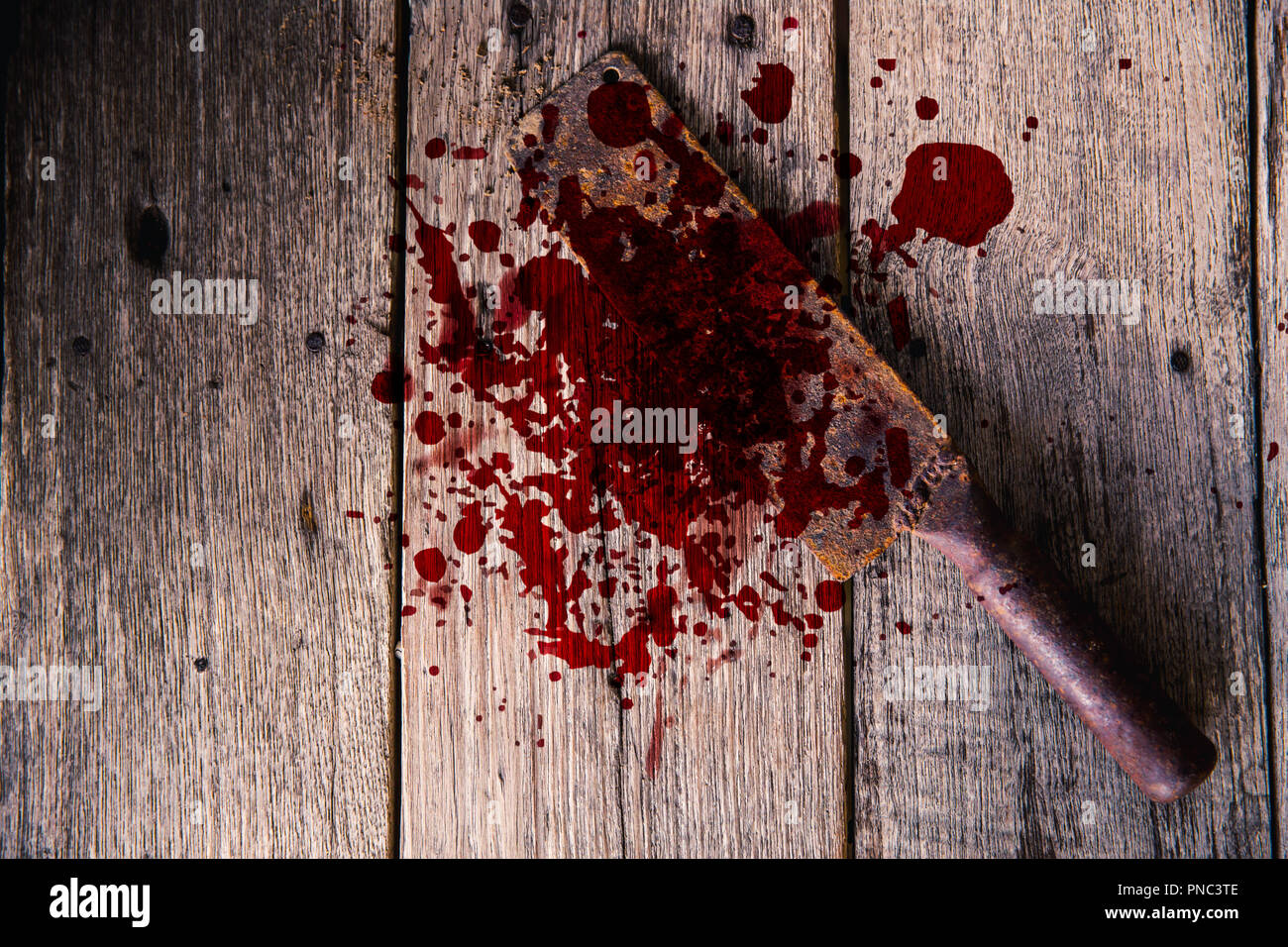 Coltello del trinciatore con grungy sangue mark, criminalità omicidio e violazione del concetto. Foto Stock