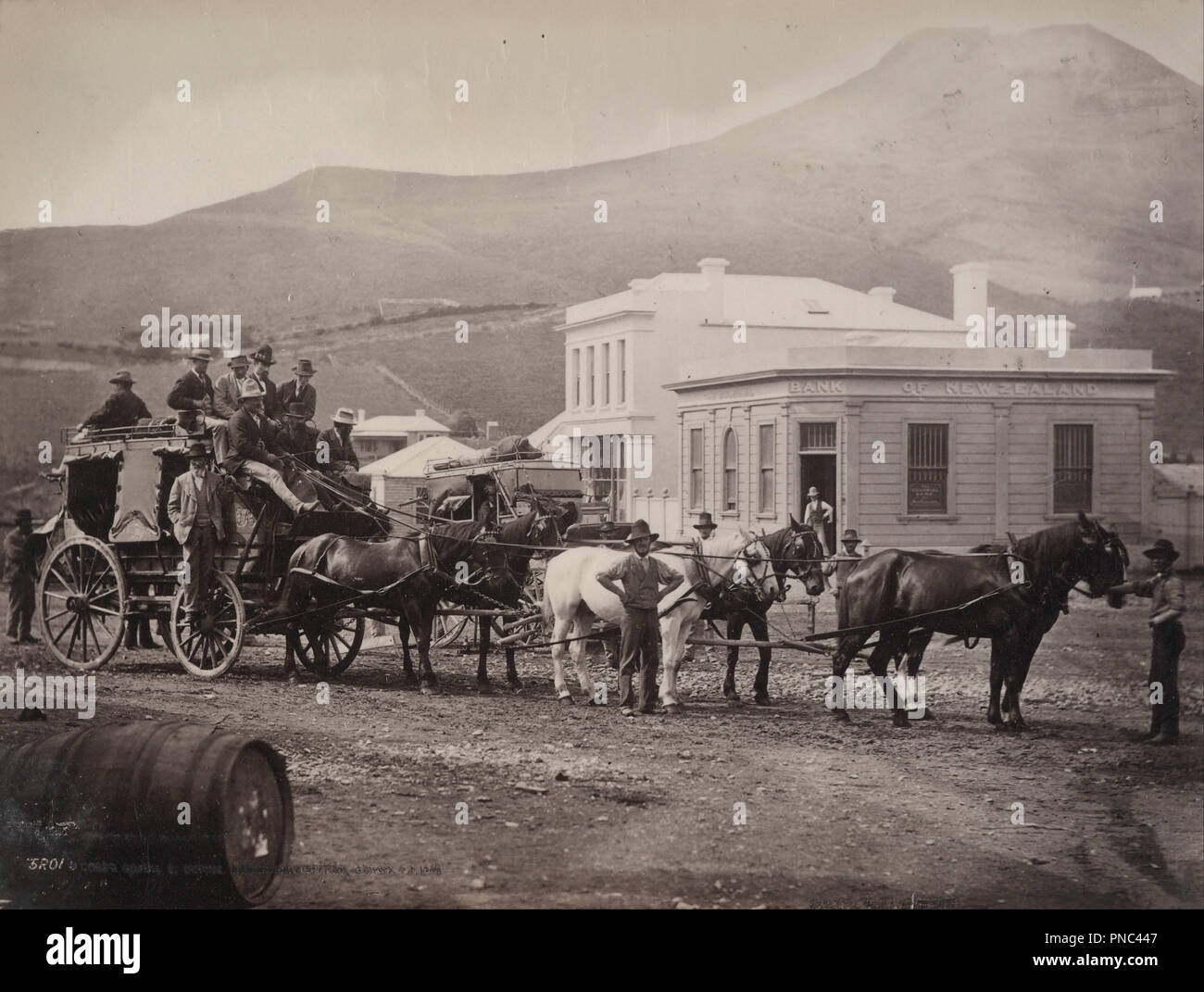 [Cobb e Co. pullman, Palmerston, Otago]. Data/Periodo: dal 1880 fino al 1890. Fotografia. Albume stampa. Altezza: 202 mm (7.95 in); larghezza: 152 mm (5,98 in). Autore: William P. Hart. Foto Stock