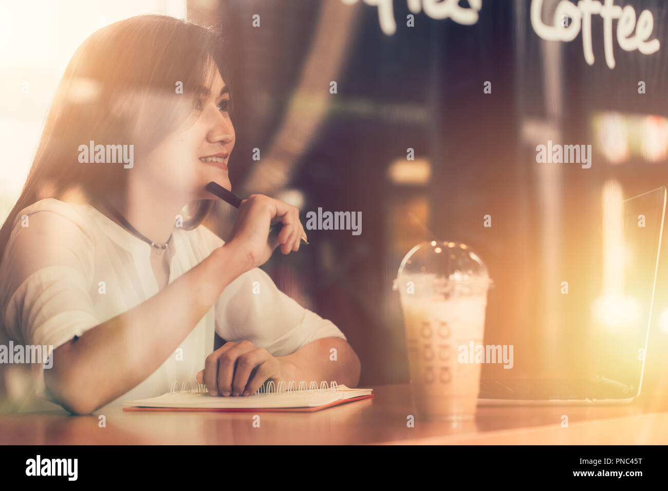 Donne asiatiche sorriso godere di Woking presso la caffetteria con laptop. Pensando business azione di progetto. Foto Stock