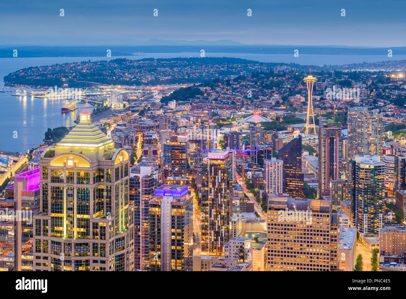 Seattle, Washington, Stati Uniti d'America skyline del centro da sopra al crepuscolo. Foto Stock