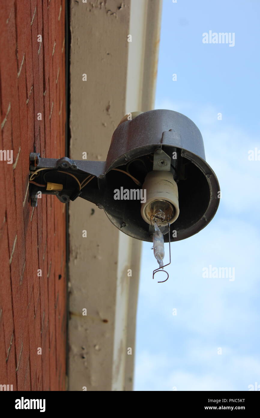 Distressed commerciale affitto proprietà rotto lampada da soffitto. Foto Stock