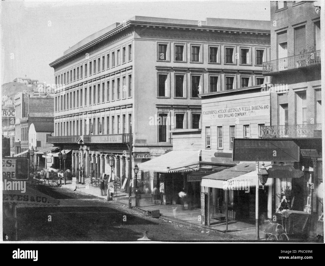 [Blocco di Montgomery, Montgomery Street]. Data/Periodo: ca. 1856. Stampa. Carta salata. Altezza: 154 mm (6,06 in); larghezza: 203 mm (7,99 in). Autore: G. R. Fardon. Foto Stock
