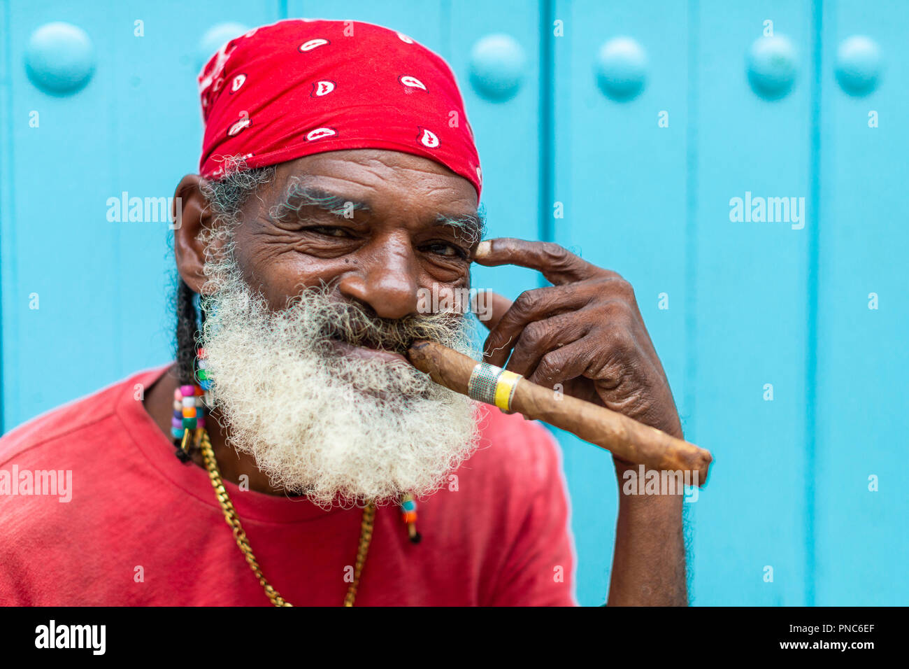 Uomo cubano di fumare un sigaro, Havana, Cuba Foto Stock