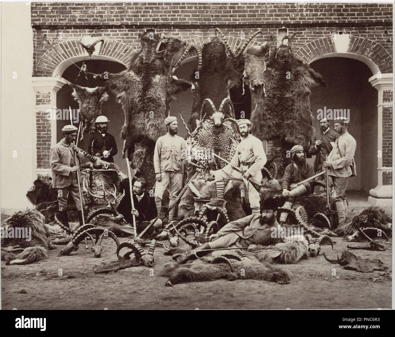 I cacciatori e i trofei, India. Data/Periodo: 1860/1869. Albume stampa. Larghezza: 28,4 cm. Altezza: 22,7 cm (foglio). Autore: Samuel Bourne. Foto Stock