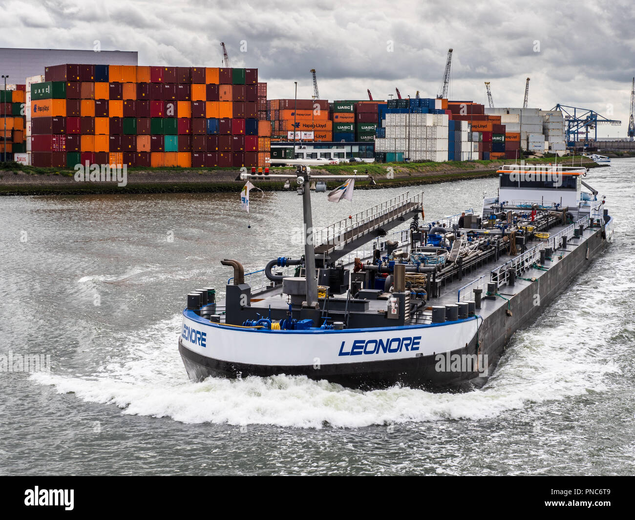 Inland River Tanker sul Fiume Maas in Rotterdam - Leonore, un kow progetto tanker, spostando i prodotti petroliferi di navigazione dal porto di Rotterdam Foto Stock
