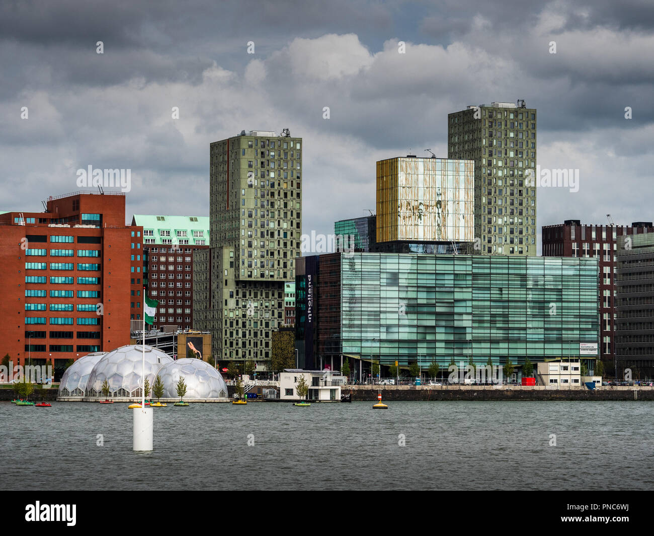 La città di Rotterdam Harbour Rijnhaven - Waterfront architettura con il padiglione flottante Foto Stock