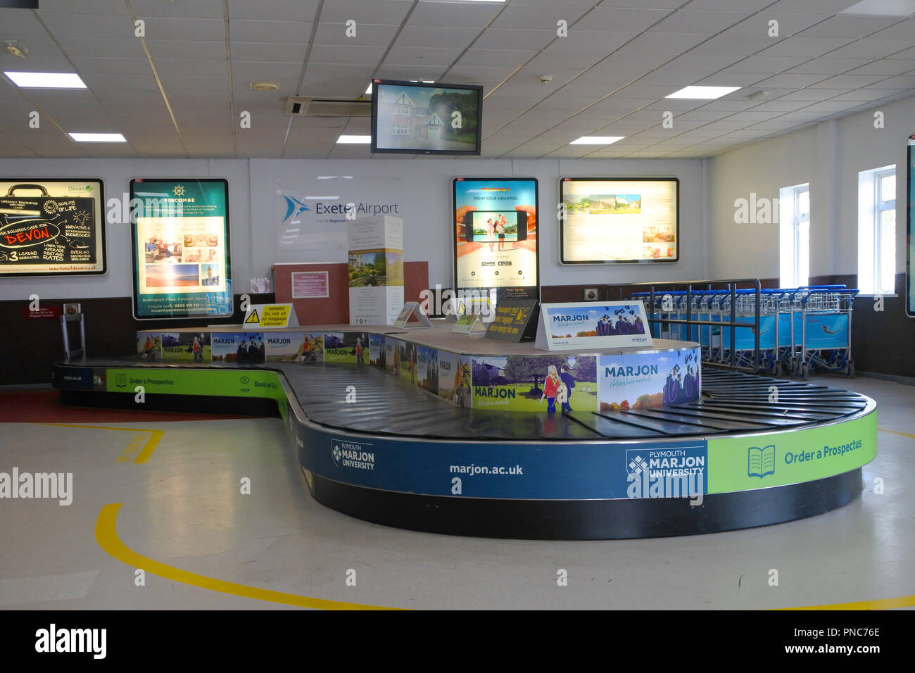 Il bagaglio area di raccolta a Exeter Aeroporto, Devon, Regno Unito - Giovanni Gollop Foto Stock