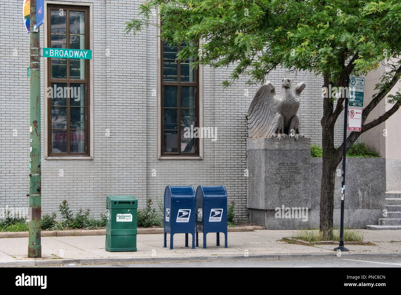 Caselle blu nella parte anteriore del Uptown Post Office, Uptown, Chicago, IL. Foto Stock